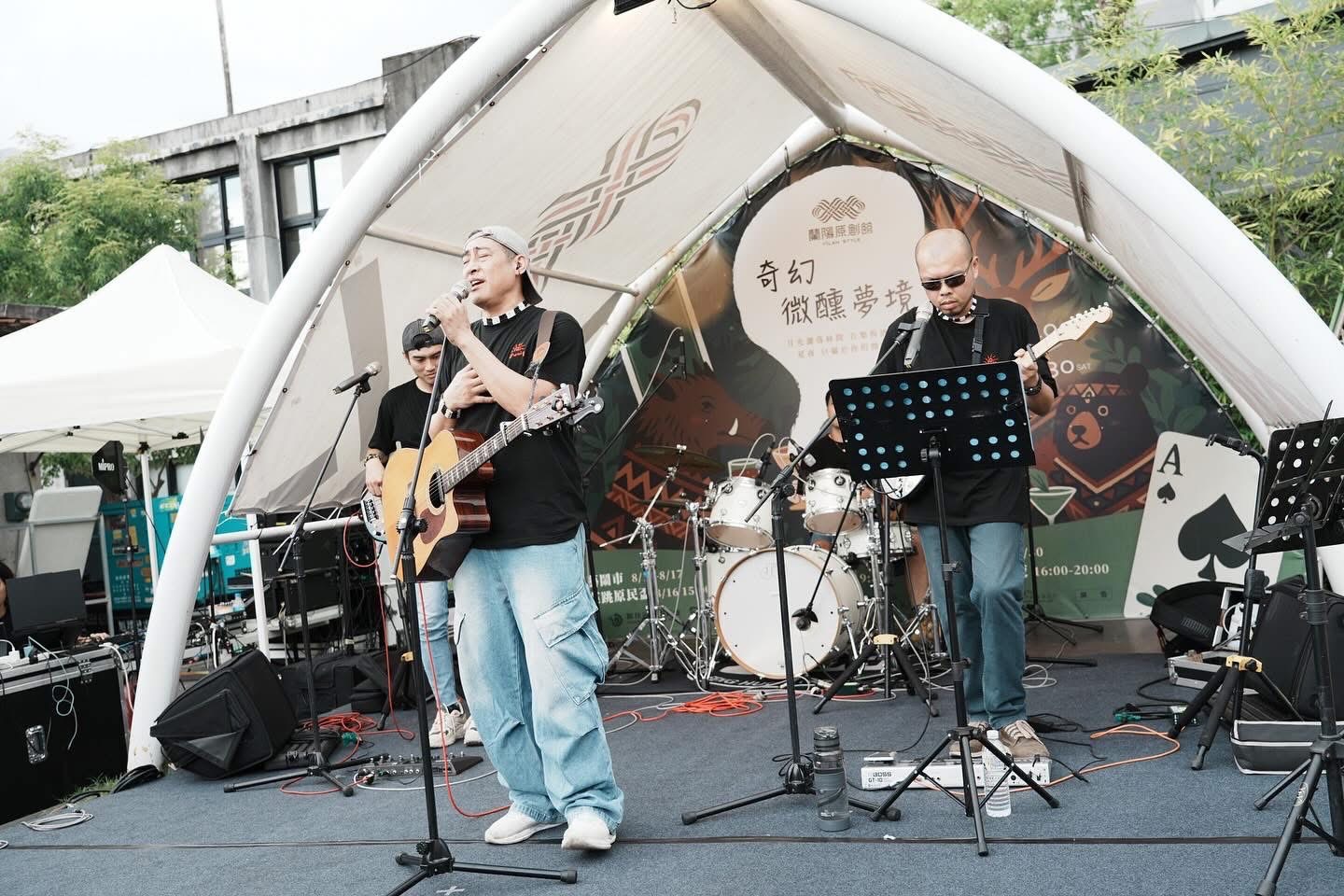 不滅樂團以原創音樂演出，並攜手原民學生共創主題曲，展現宜蘭原住民族文化創作能量。（圖／樂海岸音樂節提供）