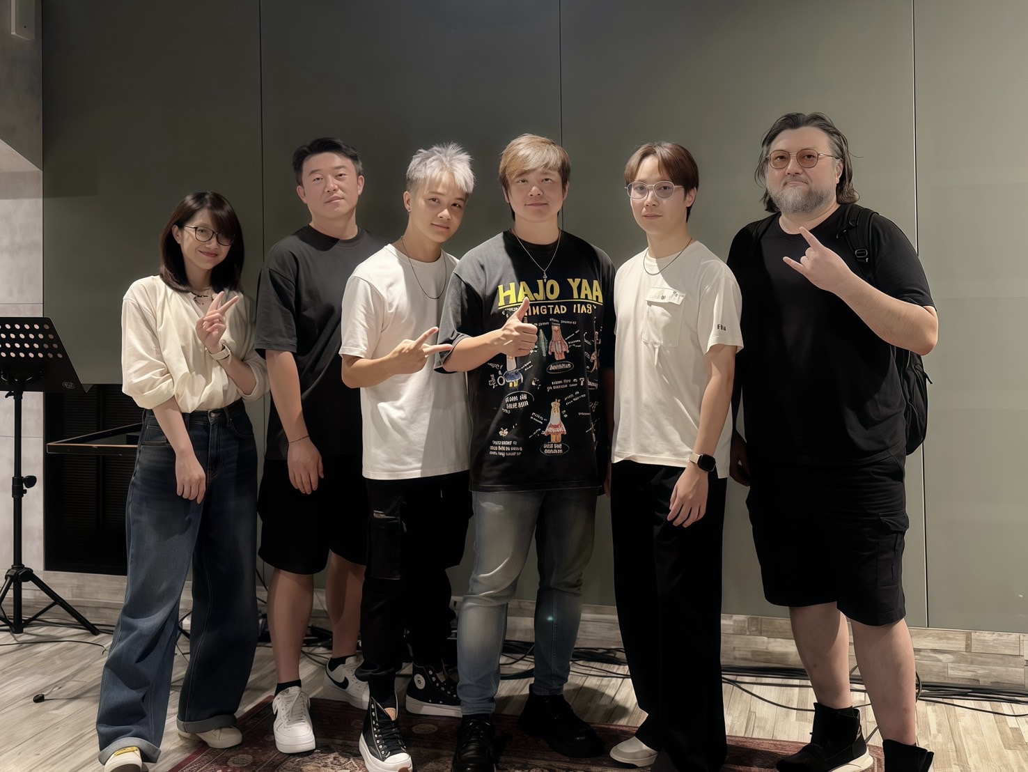 本次演唱會由起而行音樂總監同時也是雙金得主音樂人的Eddie 蔡仲軒(中)擔任音樂統籌,攜手圈內知名音樂老師游鎮宇(右一)、鋼琴手張瑋(右二)、鼓手宋宏駿及 PGM 楊恢宏(左三),共同打造精彩音樂饗宴。(圖/起而行娛樂提供)