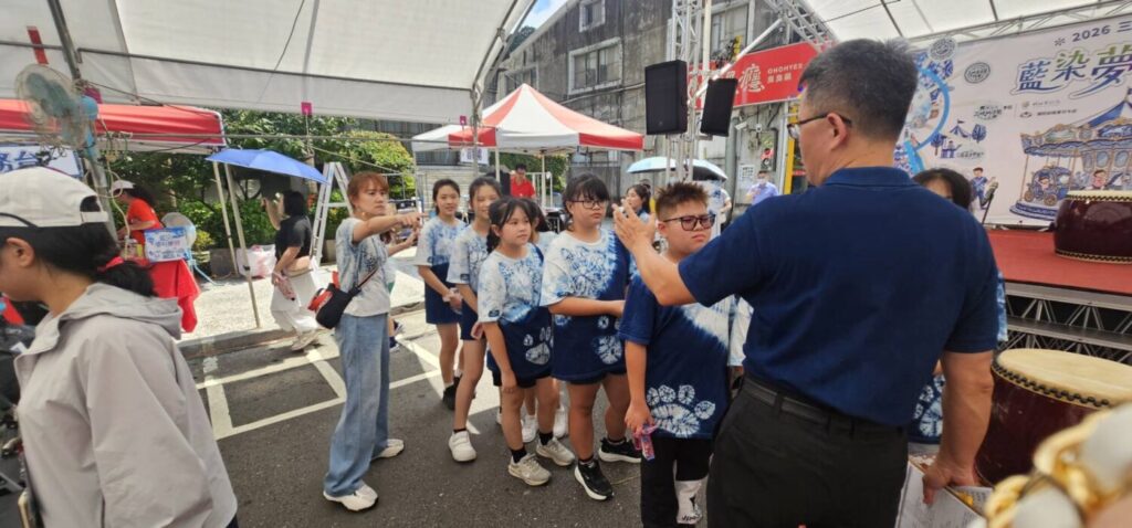 三峽藍染節將三峽區公所、三峽老街、歷史文物館及茄苳樹廊道等景點妝點成充滿童趣與夢幻氛圍的文化廊帶。（記者徐煜勝翻攝)