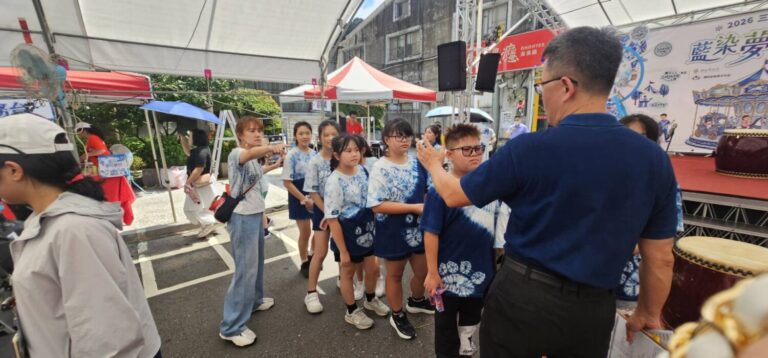 三峽藍染節將三峽區公所、三峽老街、歷史文物館及茄苳樹廊道等景點妝點成充滿童趣與夢幻氛圍的文化廊帶。（記者徐煜勝翻攝)