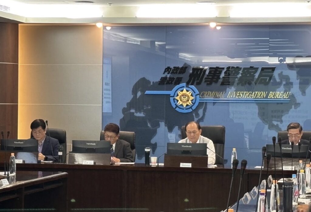 行政院政務委員季連成（中白衣男）視察刑事局掃毒成效。（記者徐煜勝翻攝）