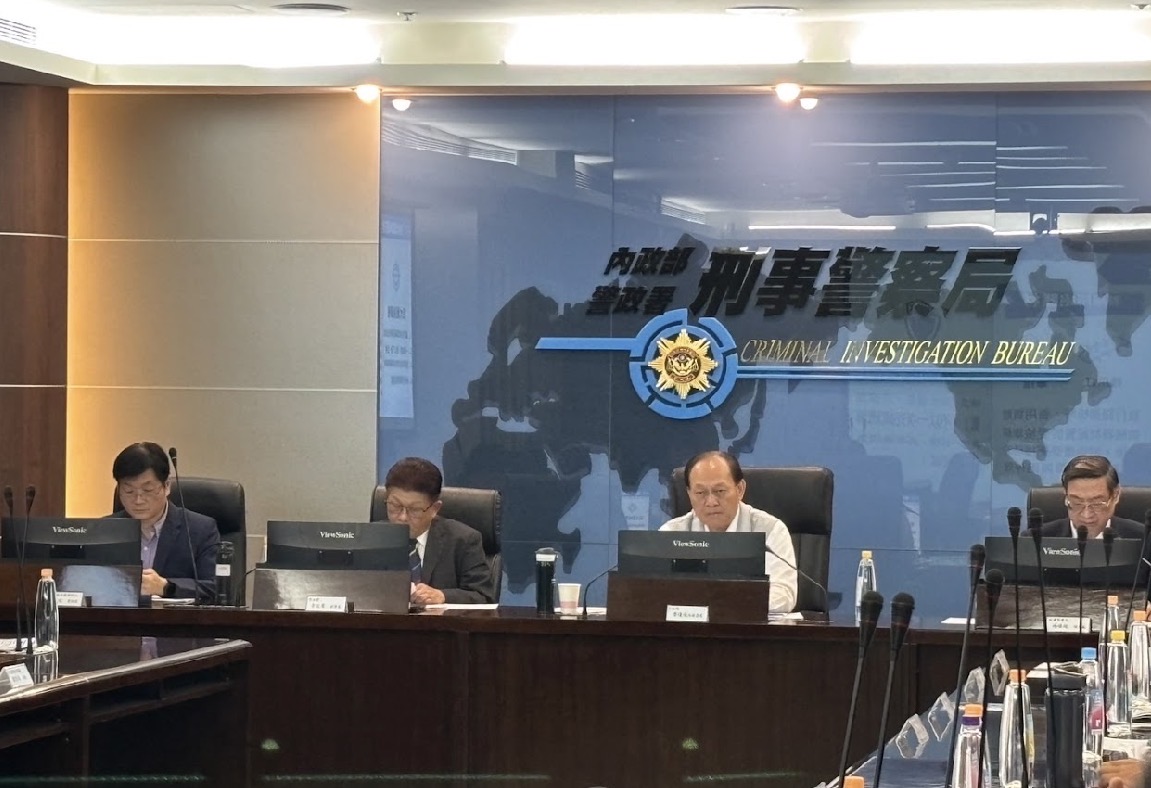 行政院政務委員季連成（中白衣男）視察刑事局掃毒成效。（記者徐煜勝翻攝）