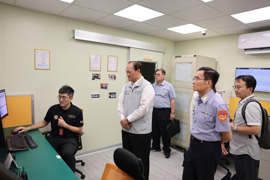 行政院政委季連成（中）前往海巡署視察海上反毒工作情形。（記者徐煜勝翻攝）