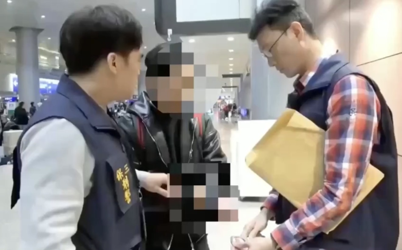 警方於機場查獲犯嫌。(記者徐煜勝翻攝)