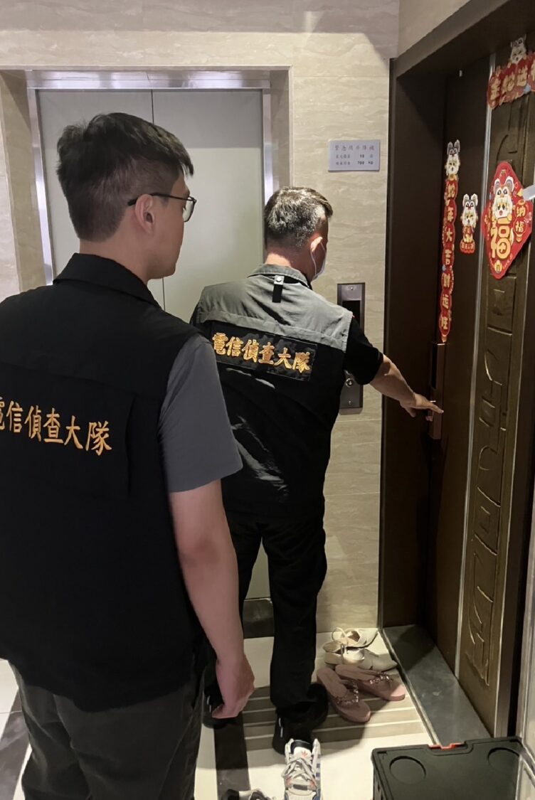 警方攻堅犯嫌住所。(記者徐煜勝翻攝)