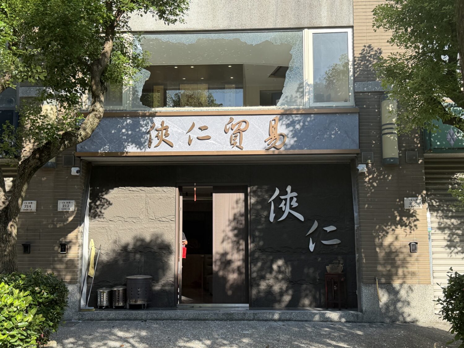 位於三峽區佳園路三段的「俠仁貿易」今凌晨遭人開槍。（記者徐煜勝攝）