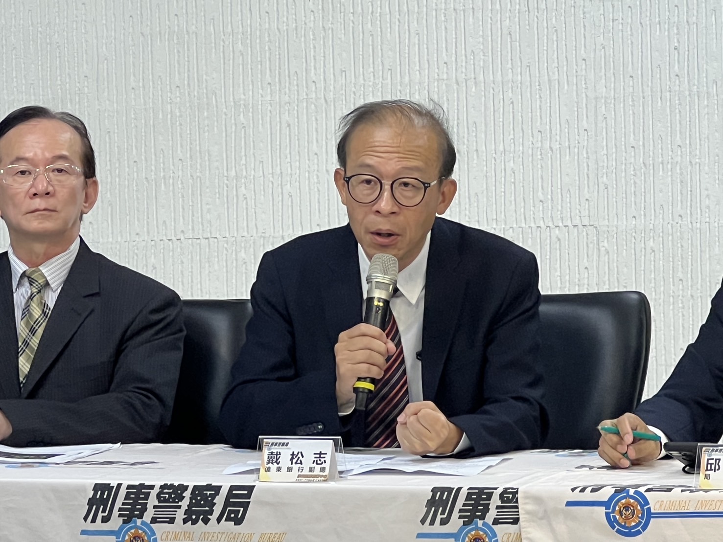 遠東銀行副總經理戴松志分享虛擬資產聯防成效。(記者徐煜勝翻攝)