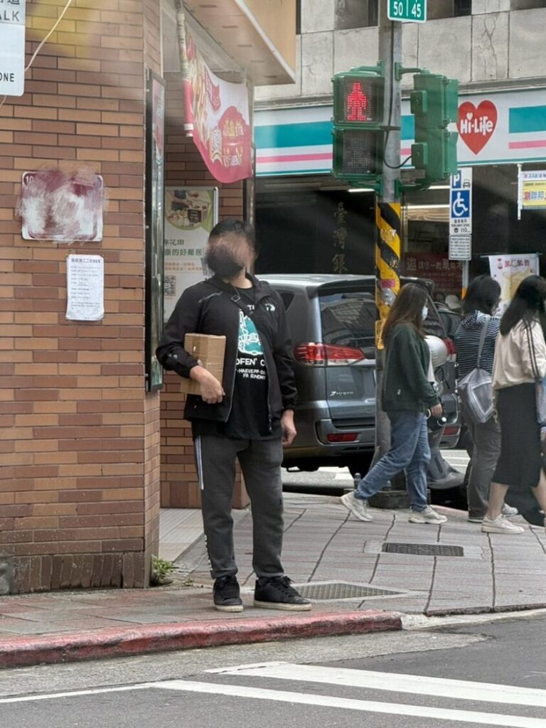 新北刑大專案人員於115/05/06台北市中正區大勇博門市抓獲38歲莊姓車手。（記者徐煜勝翻攝）