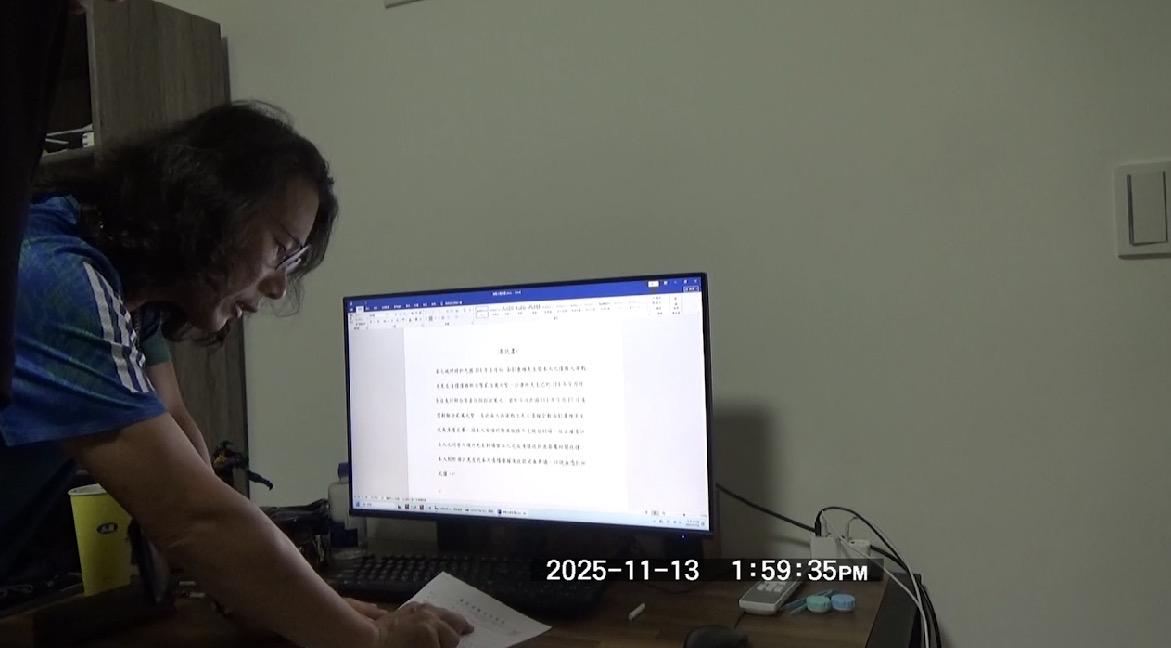 警方攻堅後檢視主嫌項男電腦。(記者徐煜勝翻攝)