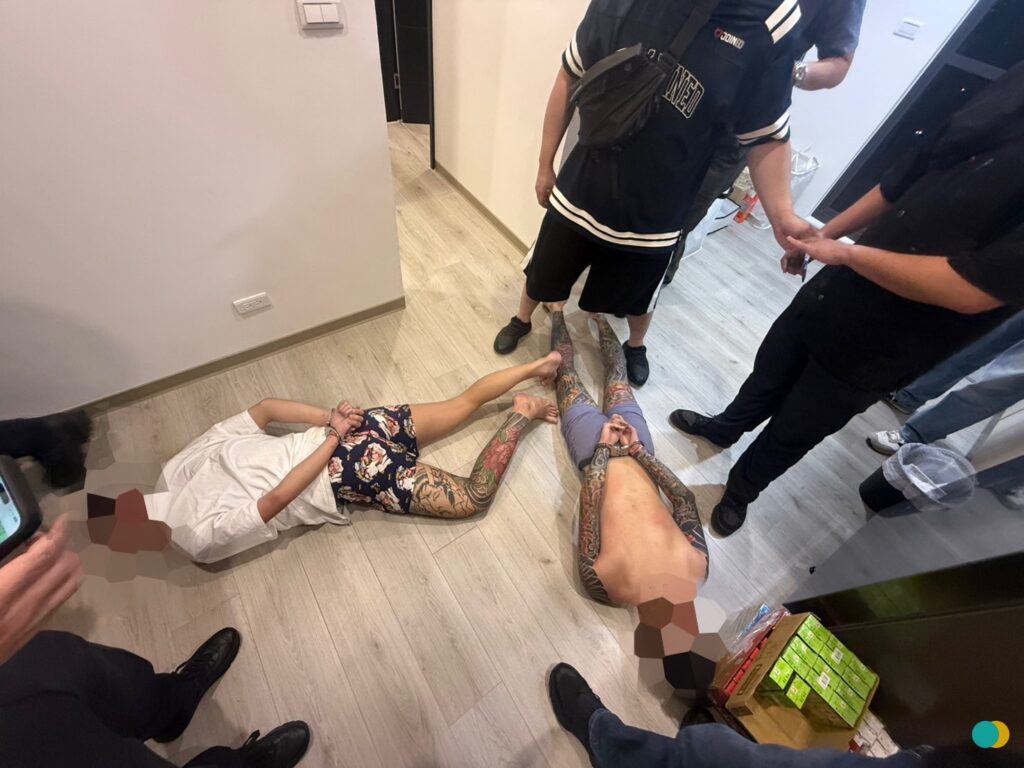 新北警逮捕三峽明仁會副會長胡茂菁（右）及幫眾。（記者徐煜勝翻攝）