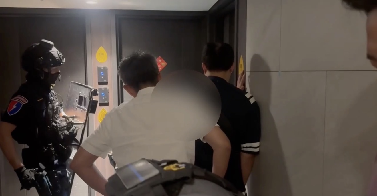新北警專案小組攻堅明仁會幫眾處所。（記者徐煜勝翻攝）
