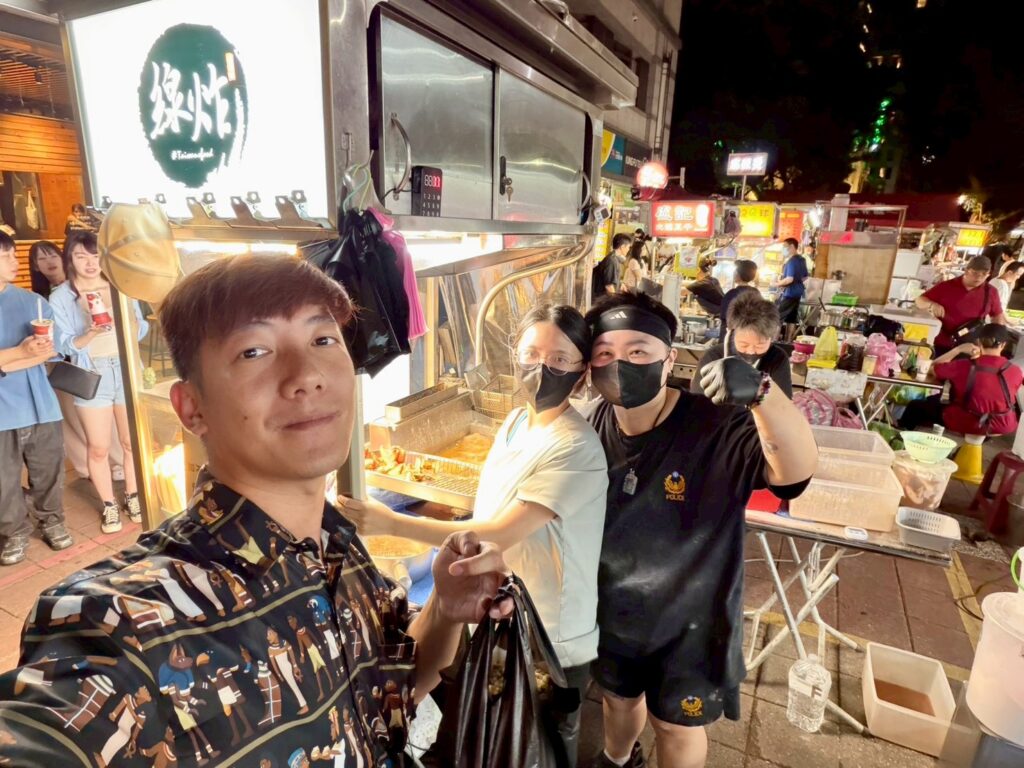 知名網紅騏樂到「阿富海鮮粥」品嘗美食。(圖／臺北市市場處攤販科提供)