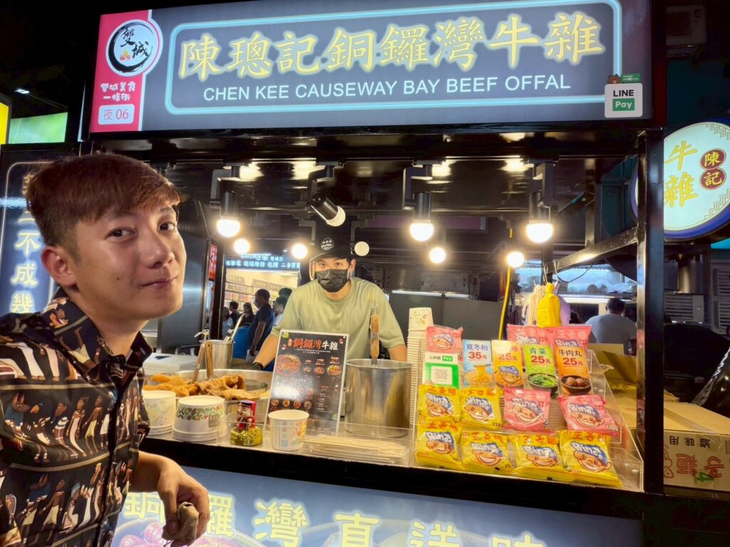 知名網紅騏樂到「陳璁記銅鑼灣牛雜」品嘗美食。(圖/臺北市市場處攤販科提供)
