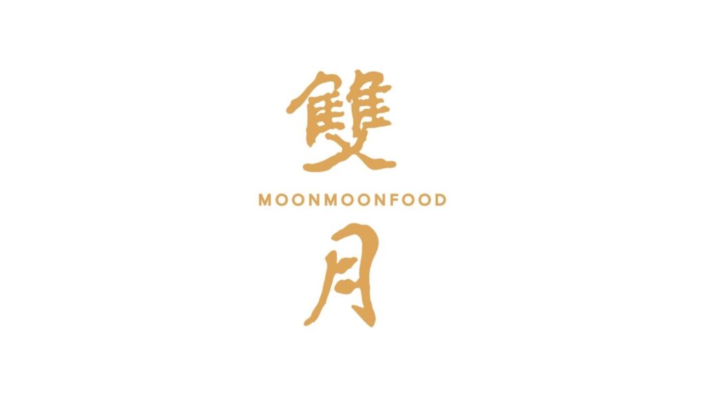 雙月食品社以深紅色調搭配金色品牌識別，展現台式餐飲底蘊，並以「華人養生湯品第一品牌」傳達品牌定位。(圖／雙月提供)