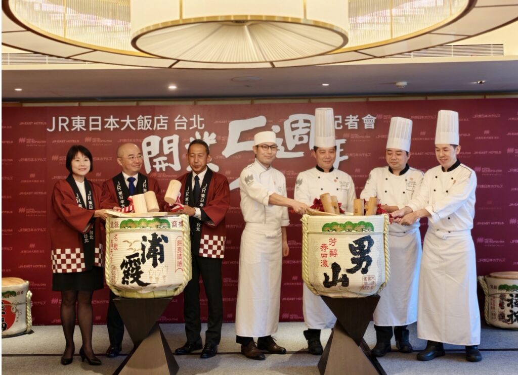 JR東日本大飯店台北開幕五週年以傳統日本鏡開儀式象徵幸福開啟分享喜悅。(圖／JR東日本大飯店台北提供)
