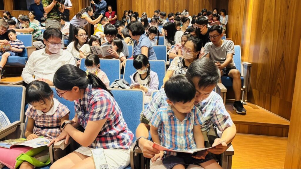 家長陪著孩子逐頁閱讀,耐心指引書中文字與插圖,讓成語從需要背誦的知識,轉化為親子共同理解的生活故事。(圖/主辦單位提供)