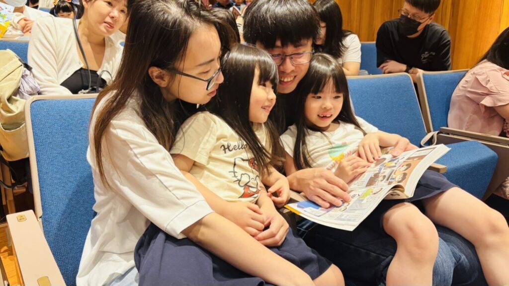 新竹縣文化局長朱淑敏、新竹縣長夫人甘秀美、作者陳育慧及新竹縣議員吳旭智等人出席活動,手持新書合影,支持閱讀與文化教育扎根。(圖/主辦單位提供)