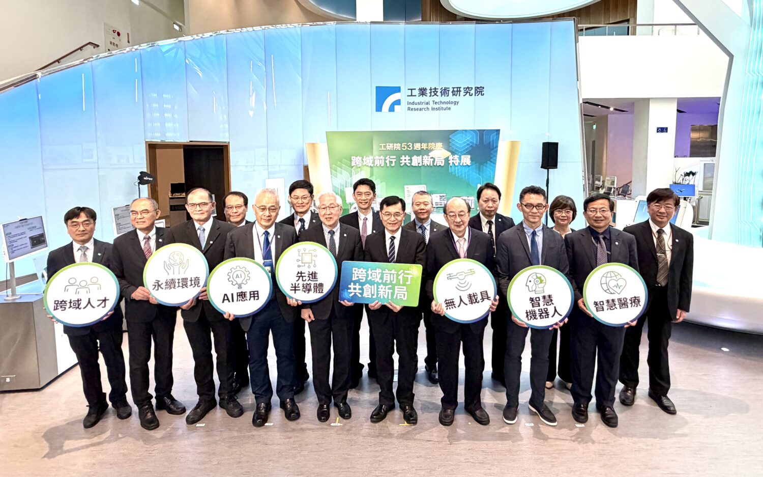 工研院53週年院慶特展聚焦跨域人才、永續環境、AI應用、先進半導體、無人載具、智慧機器人及智慧醫療七大主題，展現15項跨域創新技術成果，呈現臺灣科技研發實力。（圖／記者林照東攝）