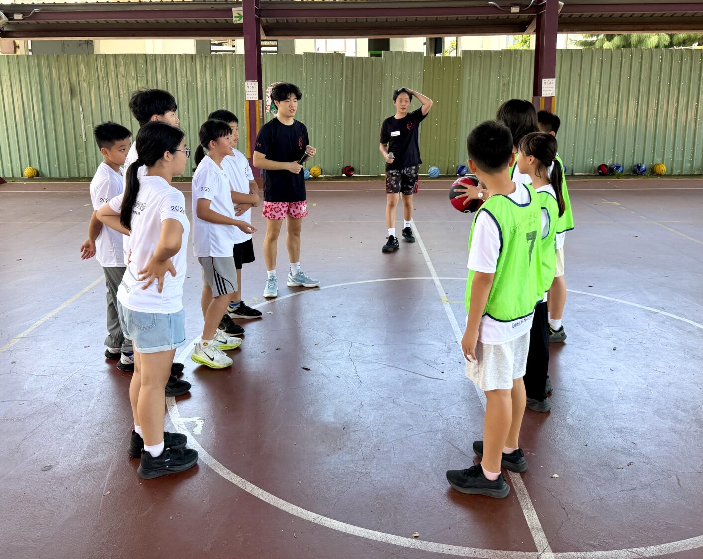 赴美留學返台青年志工以全英語互動方式帶領課程，透過情境式教學、籃球專業術語及團隊合作，引導學童在自然環境中快樂學習英文。（圖／記者林照東攝）