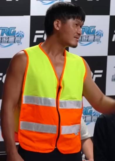 王信助平日擔任清潔隊員,身穿反光工作背心投入環境維護工作,工作之餘仍堅持投入格鬥訓練,以行動詮釋追夢不分年齡。(圖/王信助提供)