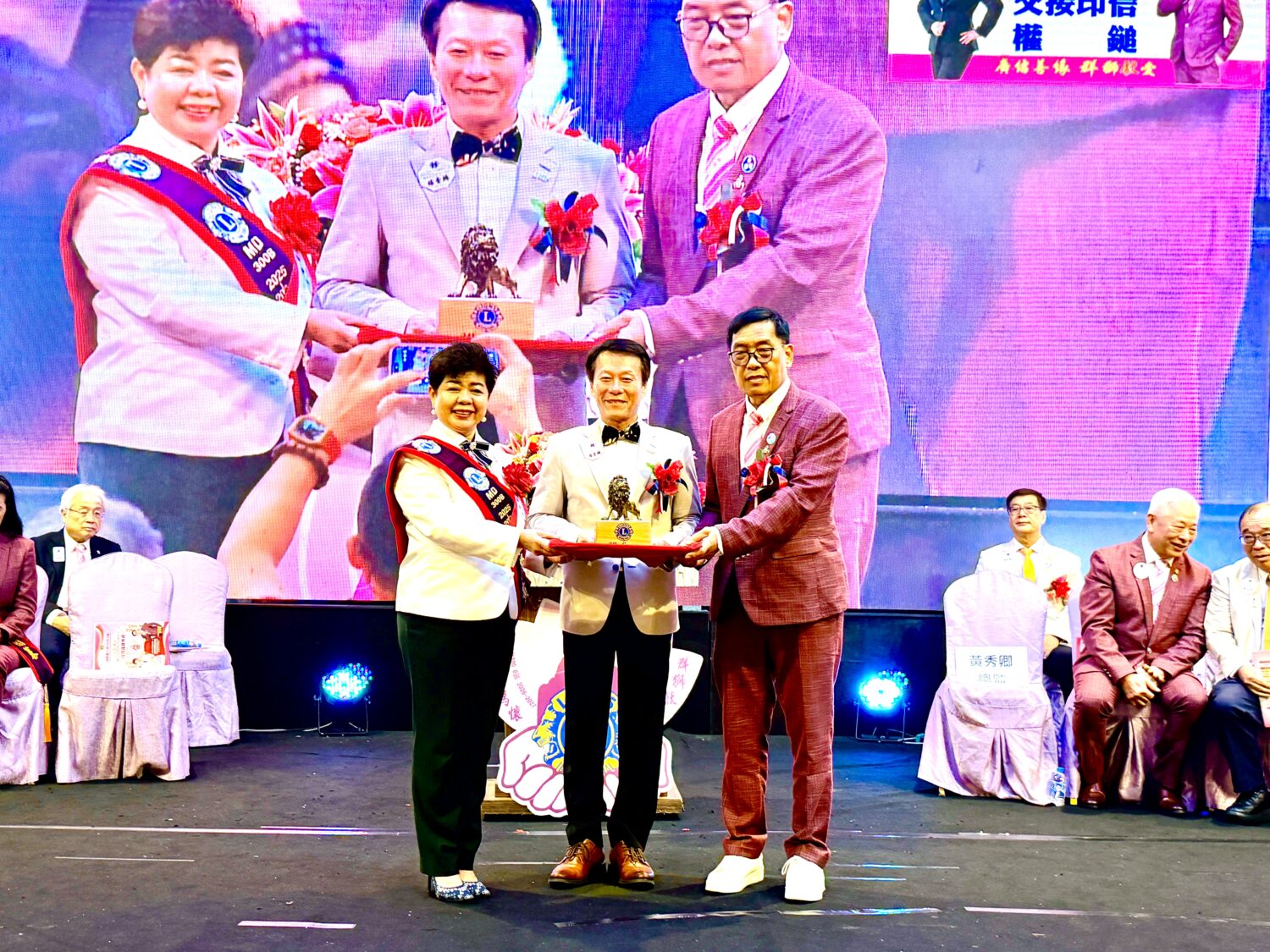黃秀卿總監交接給徐明坤總監由楊壹麟議長監交。(圖/記者林照東)
