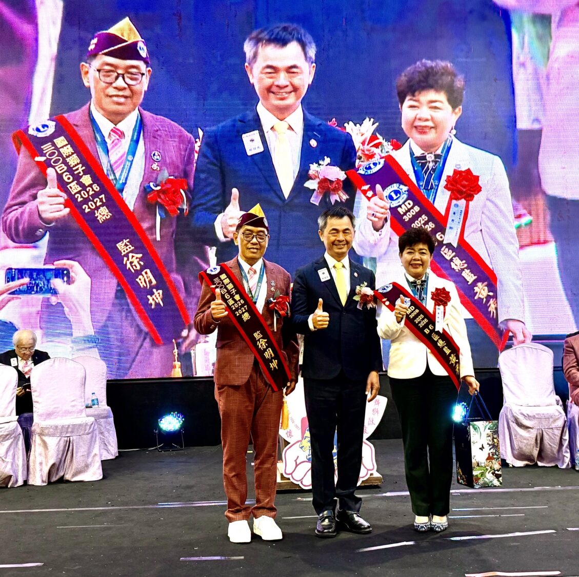 邱銘乾國際理事當選人祝賀徐明坤總監榮任感謝黃秀卿總監任內帶領300B6區捐獻LCIF國際基金累積818顆成績優異。(圖/記者林照東攝)