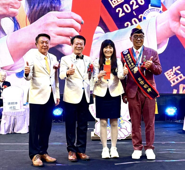 楊順發第二副總監(左一)、楊壹麟議長(左二)、徐明坤總監(右一)每位各捐LCIF國際基金101顆合計約新台幣909萬。(圖/記者林照東攝)