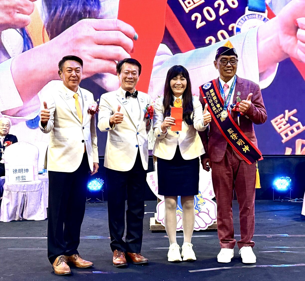 楊順發第二副總監(左一)、楊壹麟議長(左二)、徐明坤總監(右一)每位各捐LCIF國際基金101顆合計約新台幣909萬。(圖/記者林照東攝)
