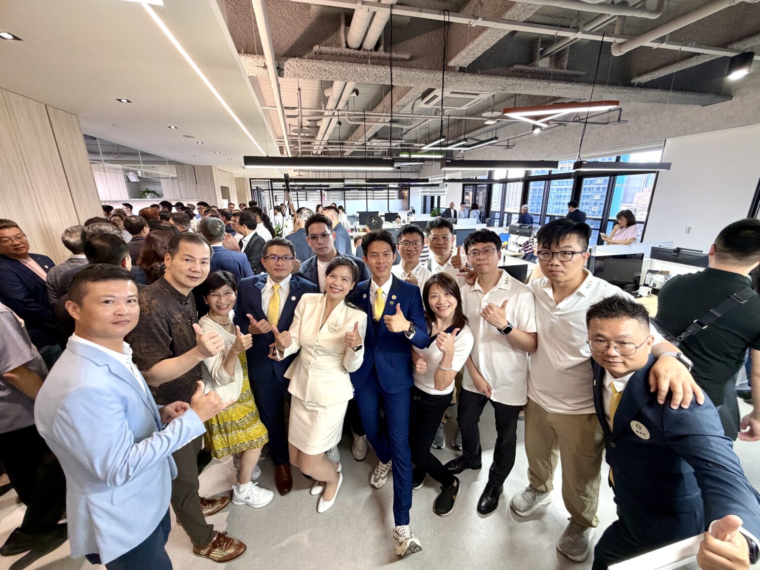 新創總會團體會員聯誼會會長簡岑穎率領會員共同參與新創總會新北辦公室開幕典禮,與來自各界企業代表齊聚交流,展現新創團體凝聚力,攜手打造跨產業合作與資源共享的創新創業生態圈。(圖/記者林照東攝)