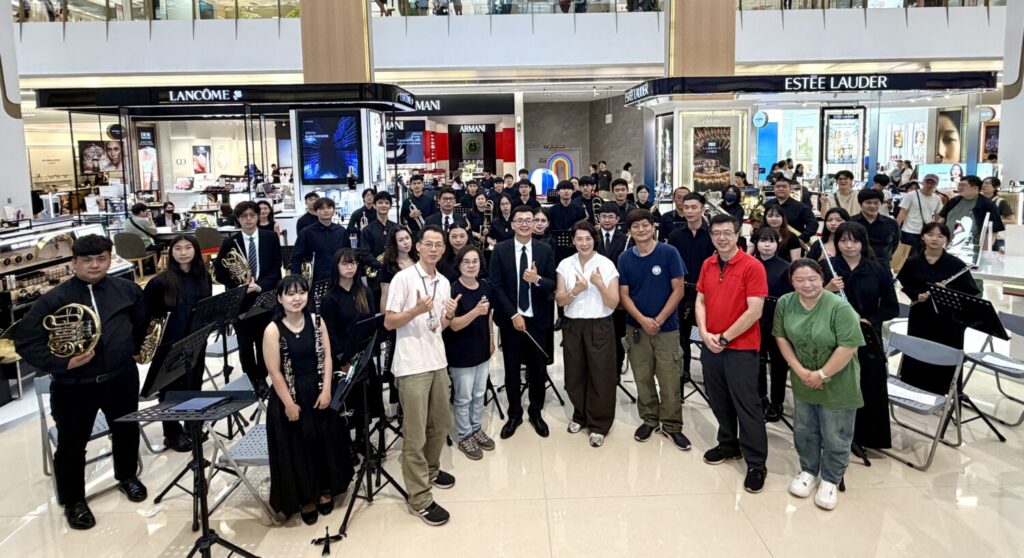 內思高工校長甘露感謝竹北大遠百提供演出平台，讓學生展現23年來深耕音樂教育的成果。（圖／記者林照東攝）