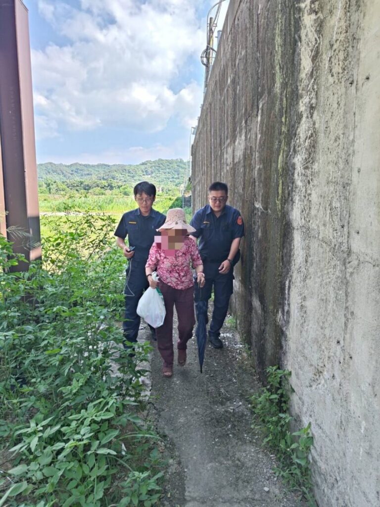 新埔分局石光派出所員警頂著烈日展開地毯式搜尋，成功在新埔鎮雲埔橋橋下尋獲離家失智婦人，並陪同其安全返回派出所。（圖／記者張家燁翻攝）