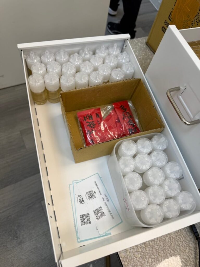 警方查扣大量疑摻有依托咪酯煙油、成品煙彈及相關包裝材料，成功瓦解「喪屍煙彈」販售管道，有效阻斷新興毒品流入市面。 （圖／記者張家燁翻攝）