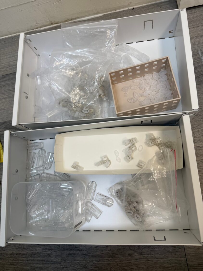 警方同步查扣空煙彈、煙彈零件、分裝配件及相關製作工具，全案依違反《毒品危害防制條例》移送偵辦，持續向上溯源追查毒品供應鏈。 （圖／記者張家燁翻攝）