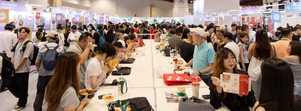 經濟部商業發展署「臺灣好食館」,吸引大批民眾品嚐選購特色美食。(圖/經濟部商業發展署提供)
