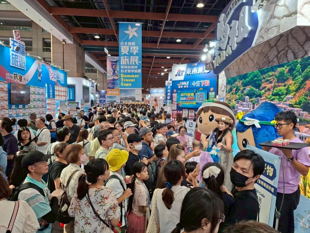 馬吉祥物馬弟祖妹的尬舞狂歡下,讓「馬祖YABA!」的口號聲此起彼落,氣氛狂熱把台北旅展變成了馬祖主場了。(圖/連江縣政府提供)