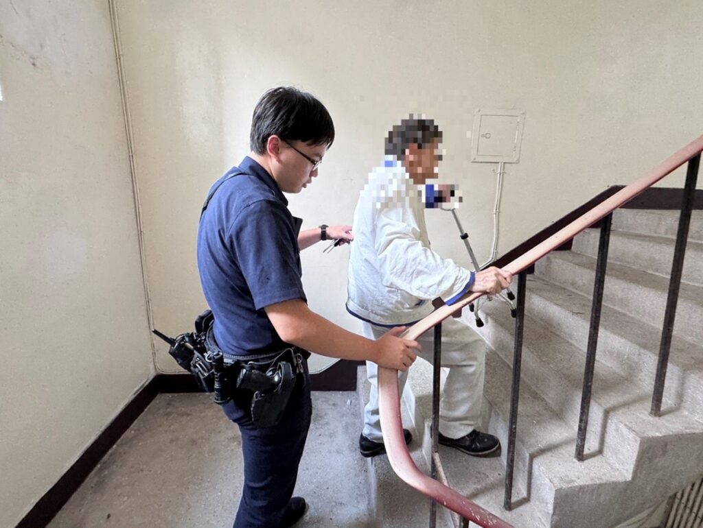 員警一路守候於老翁身旁。(圖/記者薛秀蓮 翻攝)