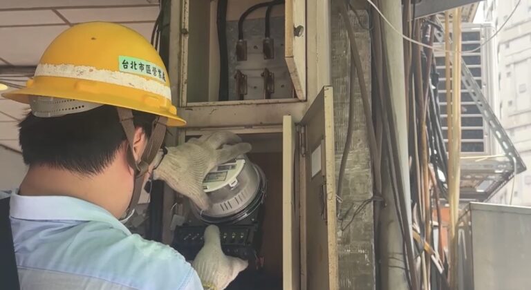 萬華警方會同台電前往執行斷電作業。(圖/記者 趙靜姸翻攝)