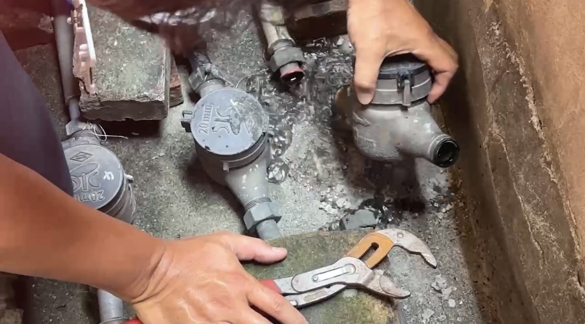 萬華警方會同台水前往執行斷水作業。(圖/記者 趙靜姸翻攝)