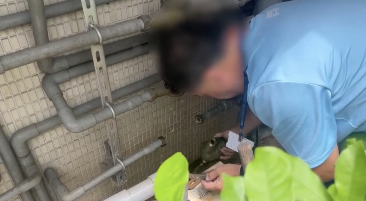 台水人員於現場執行斷水。(圖/記者 趙靜姸翻攝)