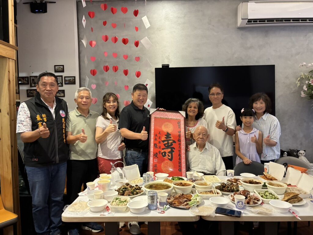 張峻（左四）昨（3）日晚間偕同前黃復興黨部幹部，提前前往田府為百歲人瑞田厚福同志慶祝100歲壽辰。（圖／記者 趙靜姸翻攝）