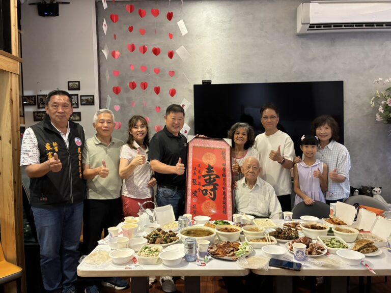 張峻(左四)昨(3)日晚間偕同前黃復興黨部幹部,提前前往田府為百歲人瑞田厚福同志慶祝100歲壽辰。(圖/記者 趙靜姸翻攝)