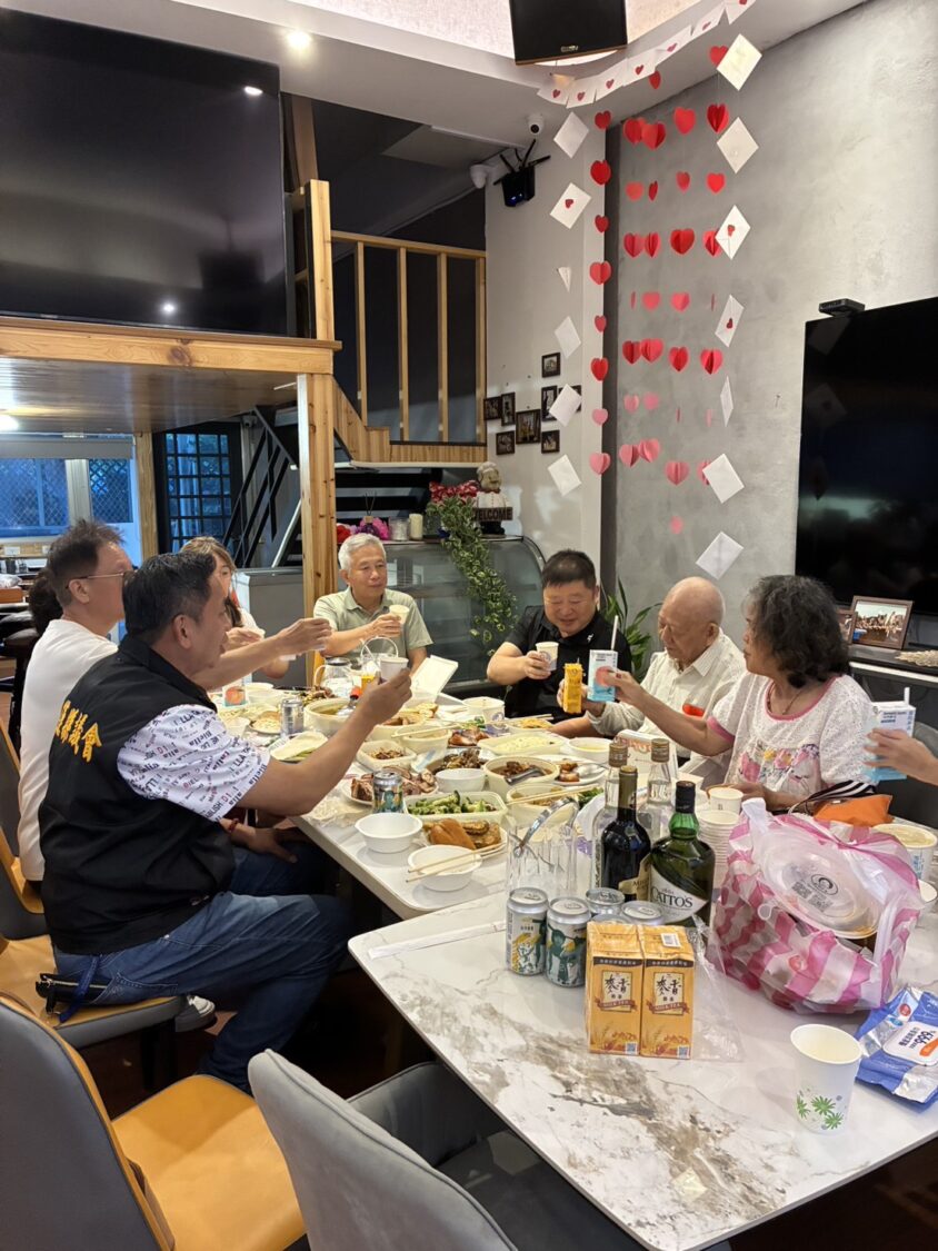 張峻(右三)感謝田厚福對國家與社會的無私付出,並祝福百歲生日快樂、健康平安,盼其堅定信仰與良善精神持續傳承後代。(圖/記者 趙靜姸翻攝)