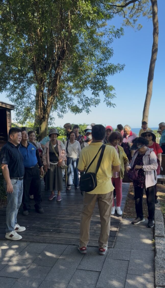 張峻(左一)表示,希望能打造一條新的觀光路線,透過文化走讀、歷史導覽等深度旅遊方式,讓更多人看見花蓮不同的魅力。(圖/記者 趙靜姸翻攝)
