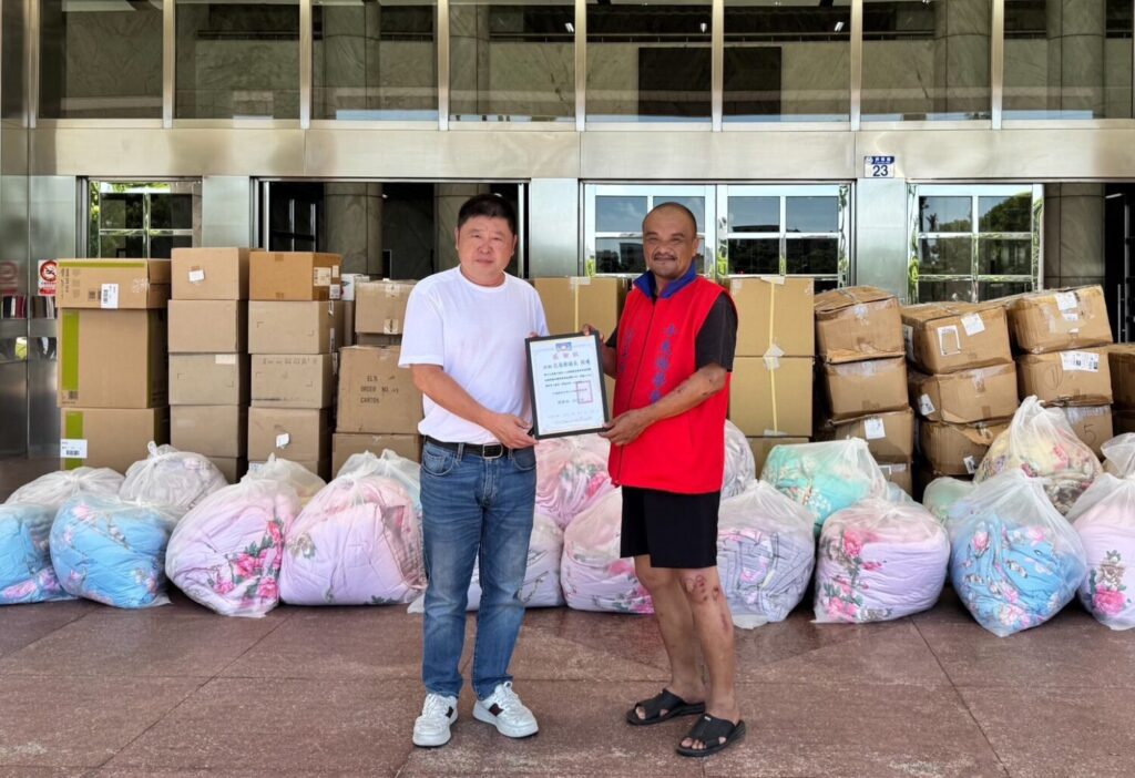 小太陽關懷協會志工、秀林部落會議主席都砮·劸習（Tunux.Wasi）代表秀林鄉接受張峻（左）議長捐贈的愛心物資。（圖／記者 趙靜姸翻攝）