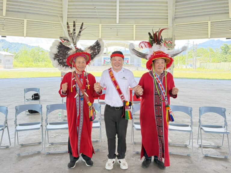 張峻(中)今(14)日在光復鄉太巴塱祭祀廣場,由太巴塱部落總頭目楊德成、Fata'an部落精神領袖張有征為其進行授名儀式,正式授予張峻有「領袖」意義的阿美族名「komod ka’icel」。(圖/記者 趙靜姸翻攝)