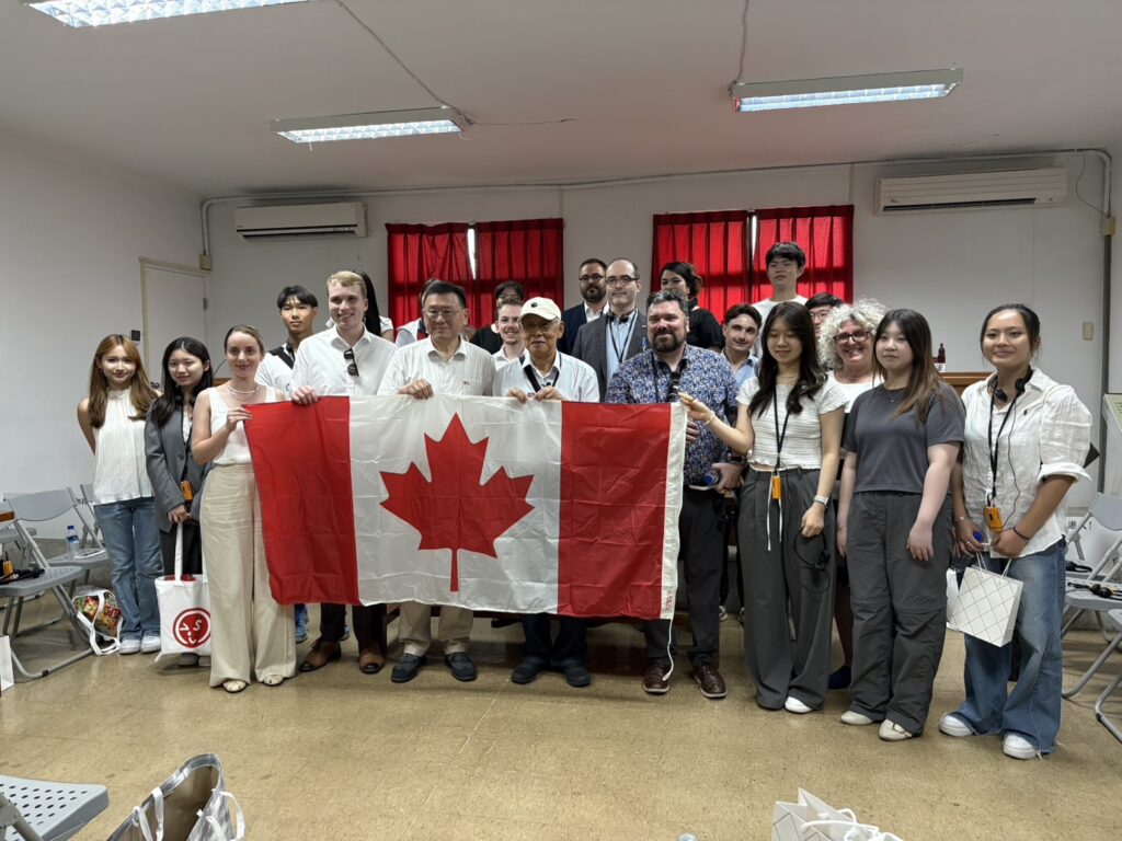 加拿大國會訪台團與臺灣高中生交流，VIS國際實驗教育學生向世界講述臺灣民主故事，第一排右起第五位為陳欽生前輩。(圖／台北市VIS國際實驗高中提供)
