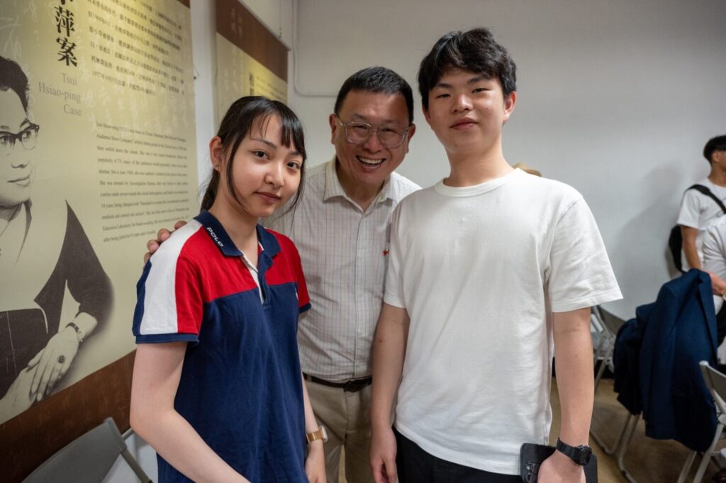 VIS國際實驗教育學生管若喬（左）與黃懋洋（右）與加拿大國會訪台團成員深入討論民主人權及公共政策等議題。(圖／台北市VIS國際實驗高中提供)