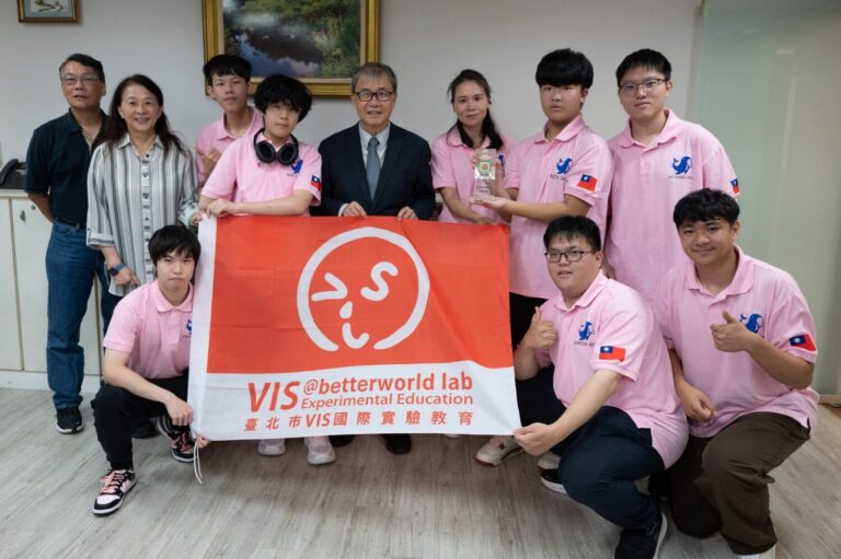 教育部部長鄭英耀日前接見在今年FTC大賽中逆轉勝的VIS國際實驗教育機器人校隊的師生們。（圖片來源／教育部全球資訊網)