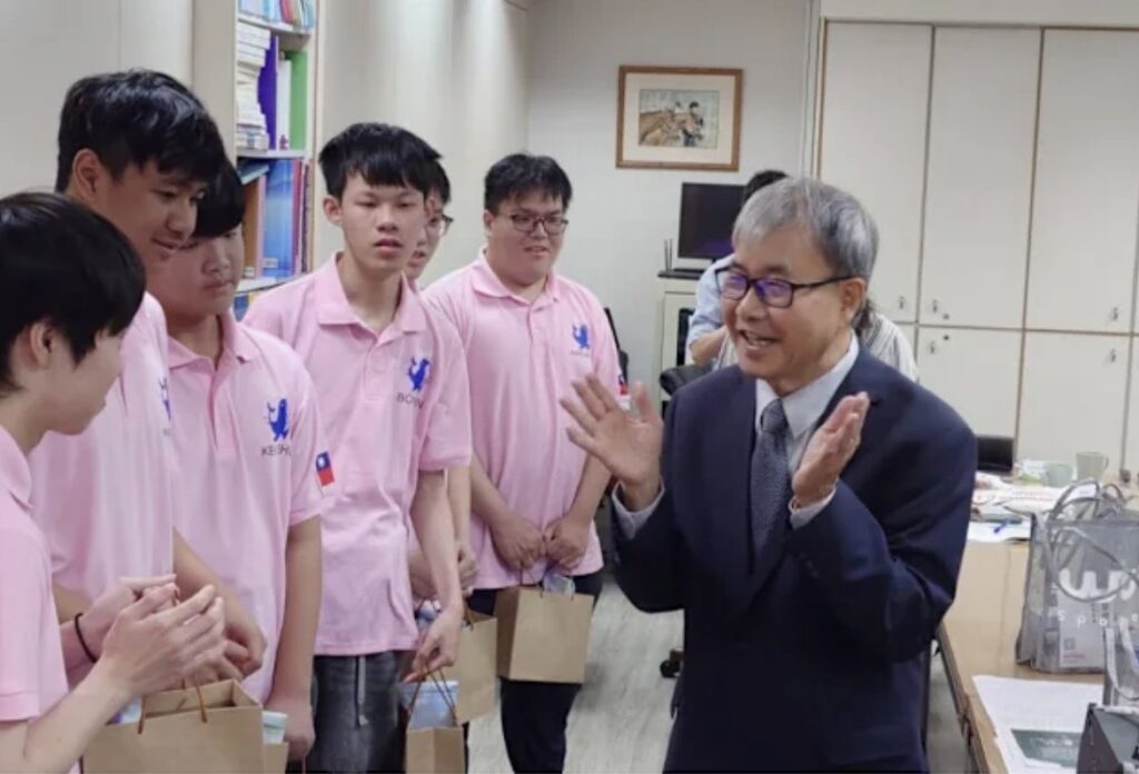 教育部部長鄭英耀接見VIS國際實驗教育機器人社員，肯定台灣學子在面對逆境所展現的應變力和毅力。（圖片來源／教育部全球資訊網)