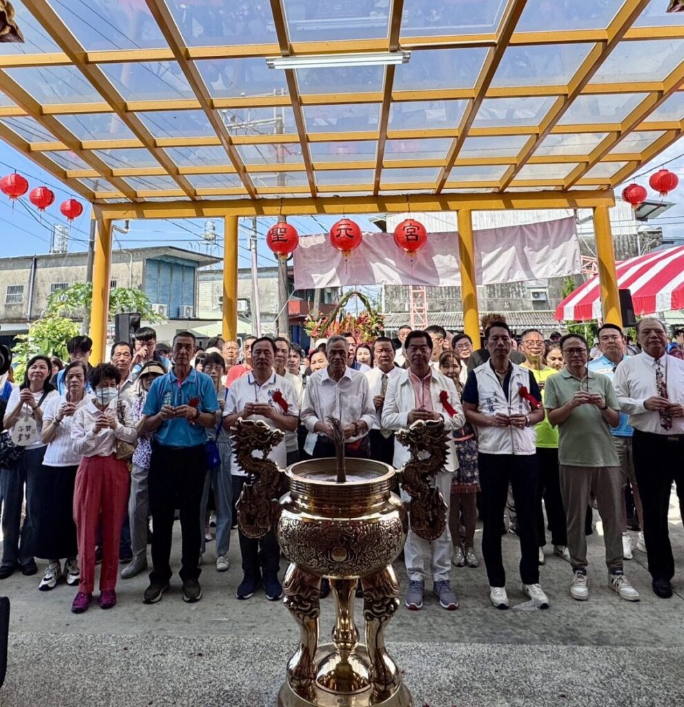 地方信眾齊聚聖元宮參與開光入火安座大典,共同見證新廟落成。(圖/聖元宮提供)